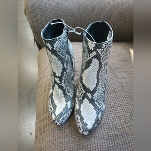 Bamboo Vitality Faux Snake Skin Booties size 6.5